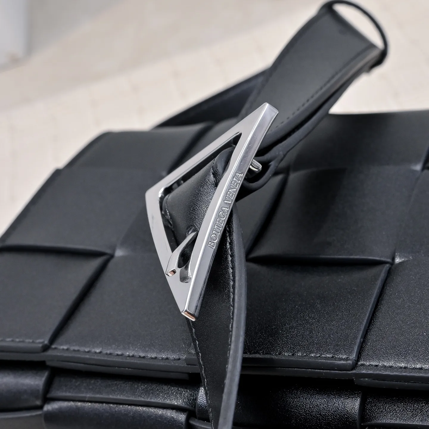 Batch 1520 B Home The new version of CASSETTE has a two-color design with a silver buckle and a hardware triangle buckle. It is really amazing. The two-color urban leather is stiff and fashionable. The lining of the bag is made of suede leather to create a style contrast with the outside. There is no bump in the bag. It is classic weaving, low-key luxury, but there are surprises inside. Simple and easy to wear, suitable for any outfit. Highlights are the same size for men and women. Model: 8768 size：23x15x5